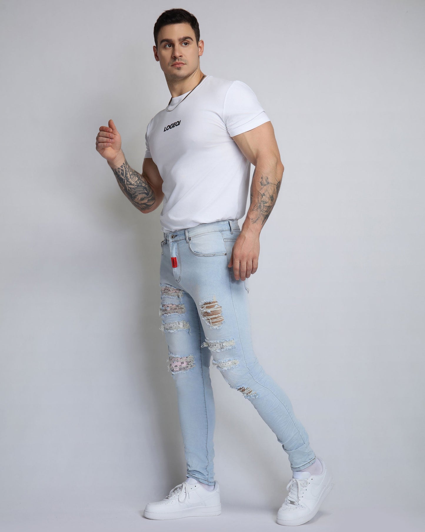 Jean bleu déchiré délavé avec patch fleur de cajou rose