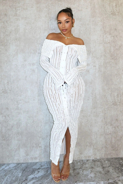 Robe longue à manches longues avec col unique, motif ondulé et jupe fourreau sexy.