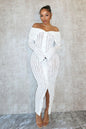 Robe longue à manches longues avec col unique, motif ondulé et jupe fourreau sexy.