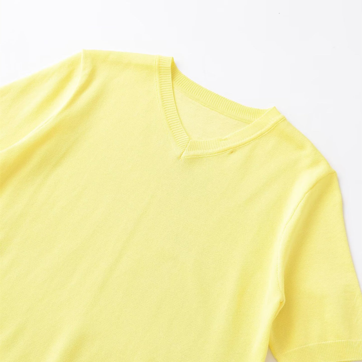 Casual slim fit V-neck short sleeved knitted sweater