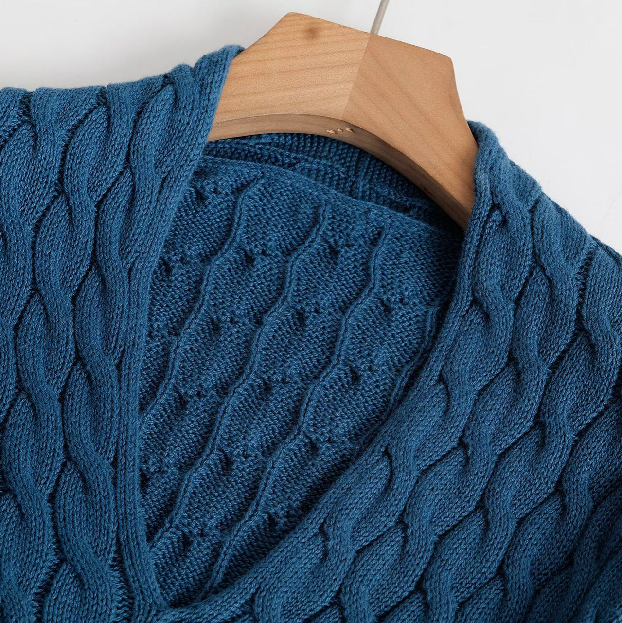 Women's Solid Color Cable Knit V-Neck Long Sleeve Sweater
