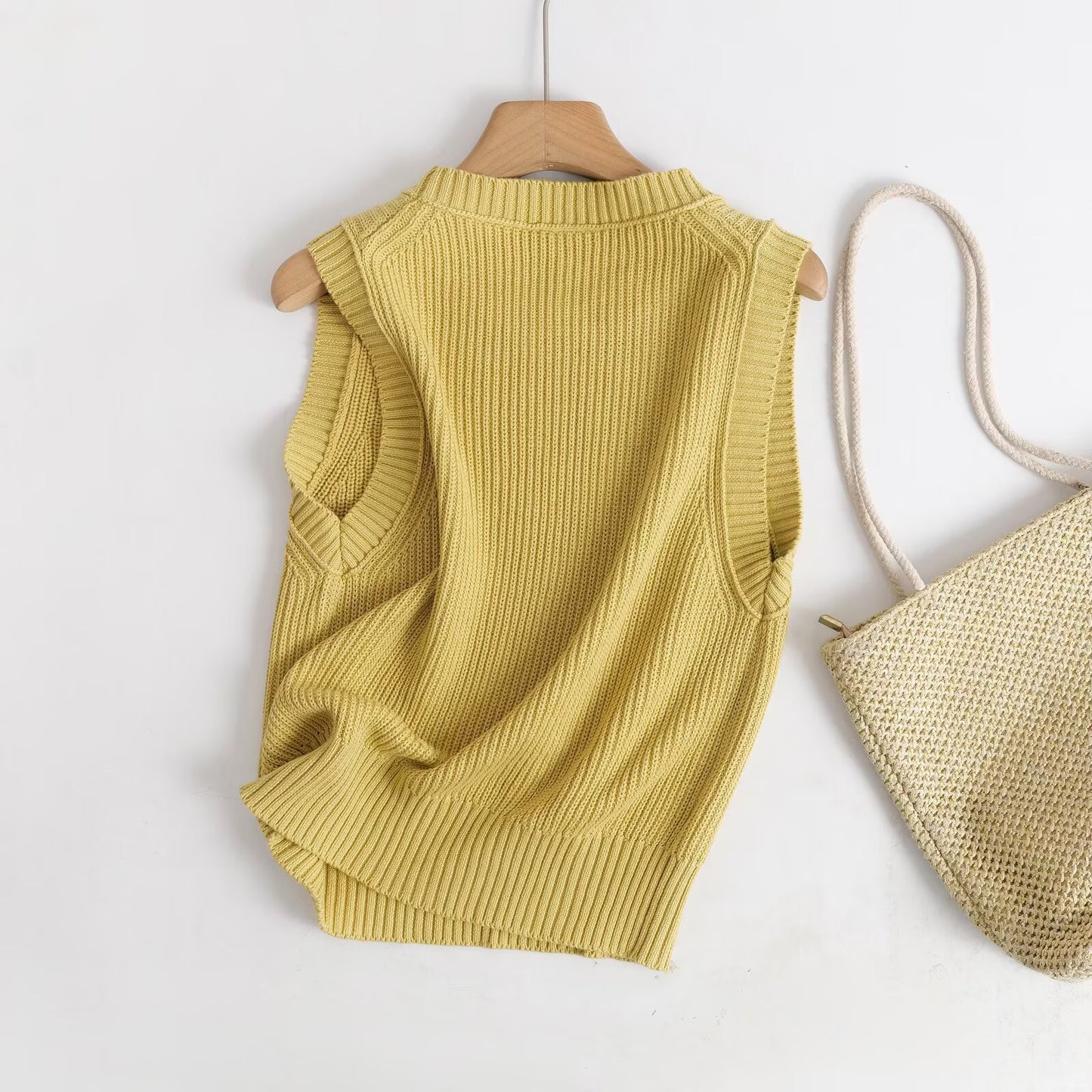 Women's Round Neck Slim Fit Sleeveless Knit Top