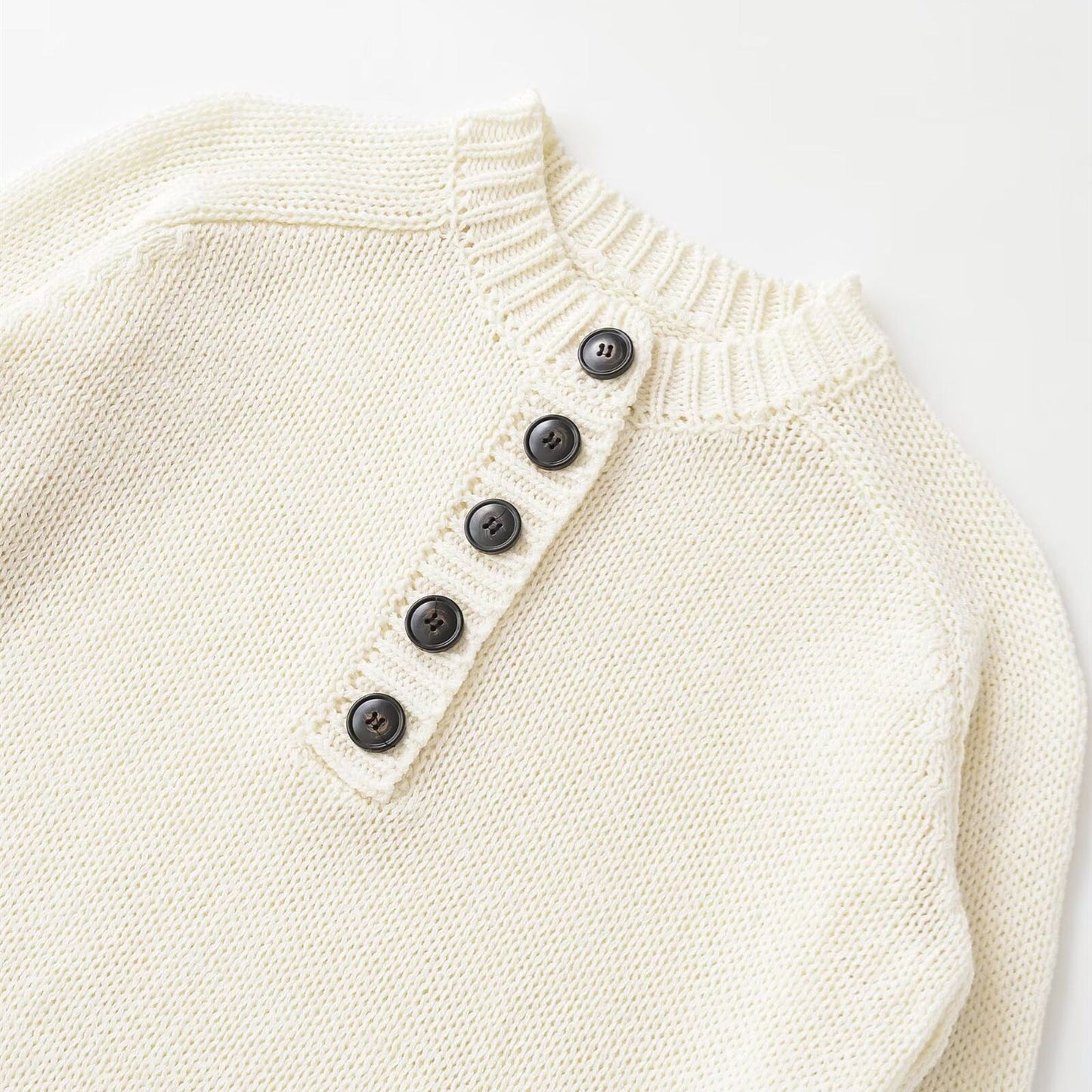 Long sleeved round neck single breasted threaded knit sweater