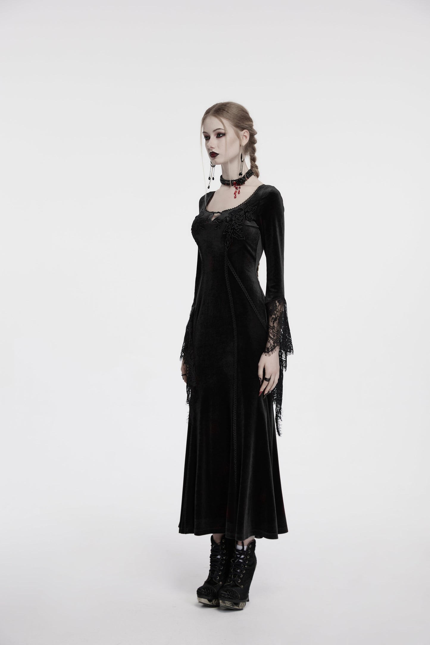 Robe noire en velours avec manches en dentelle Isolde de Punk Rave