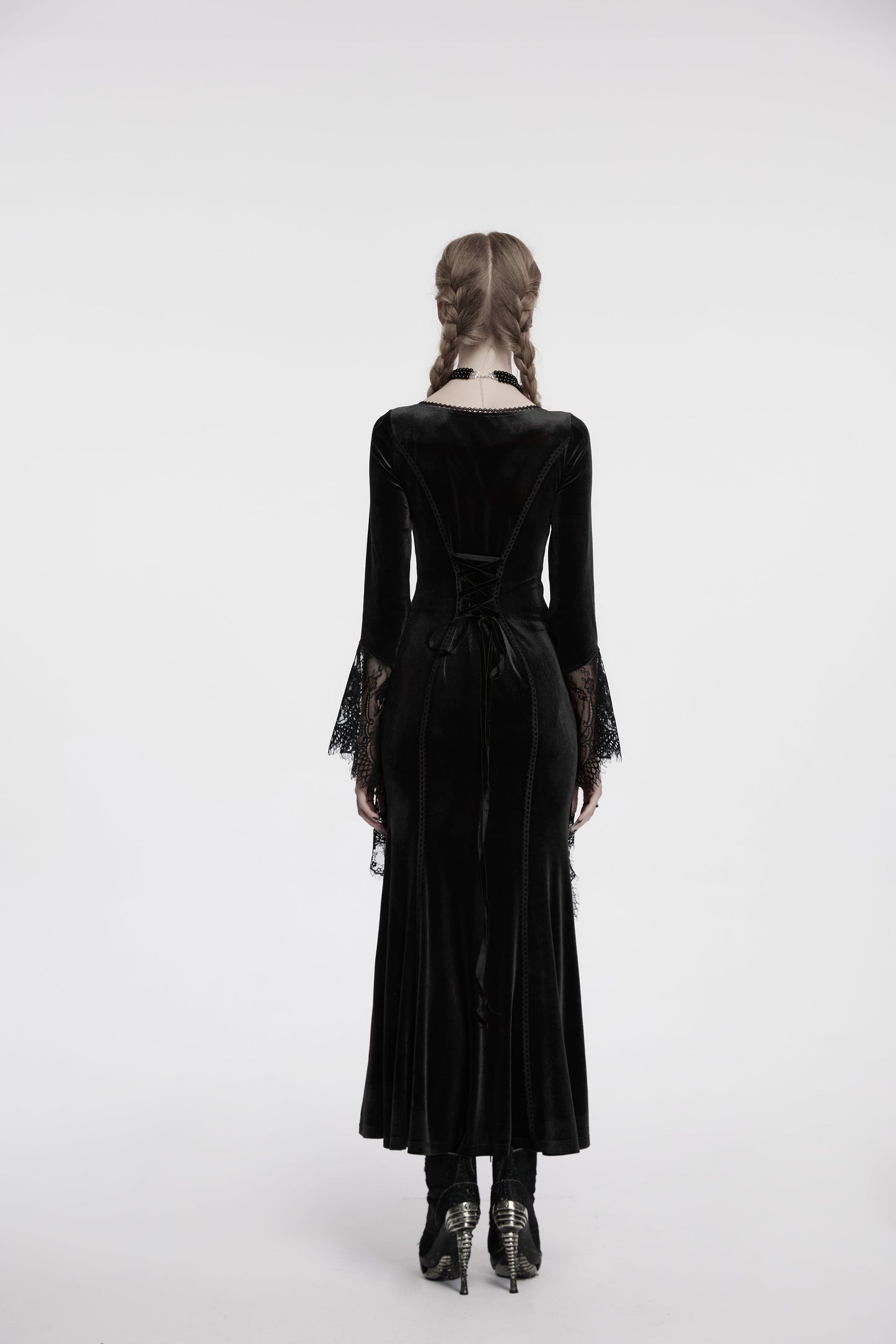 Robe noire en velours avec manches en dentelle Isolde de Punk Rave