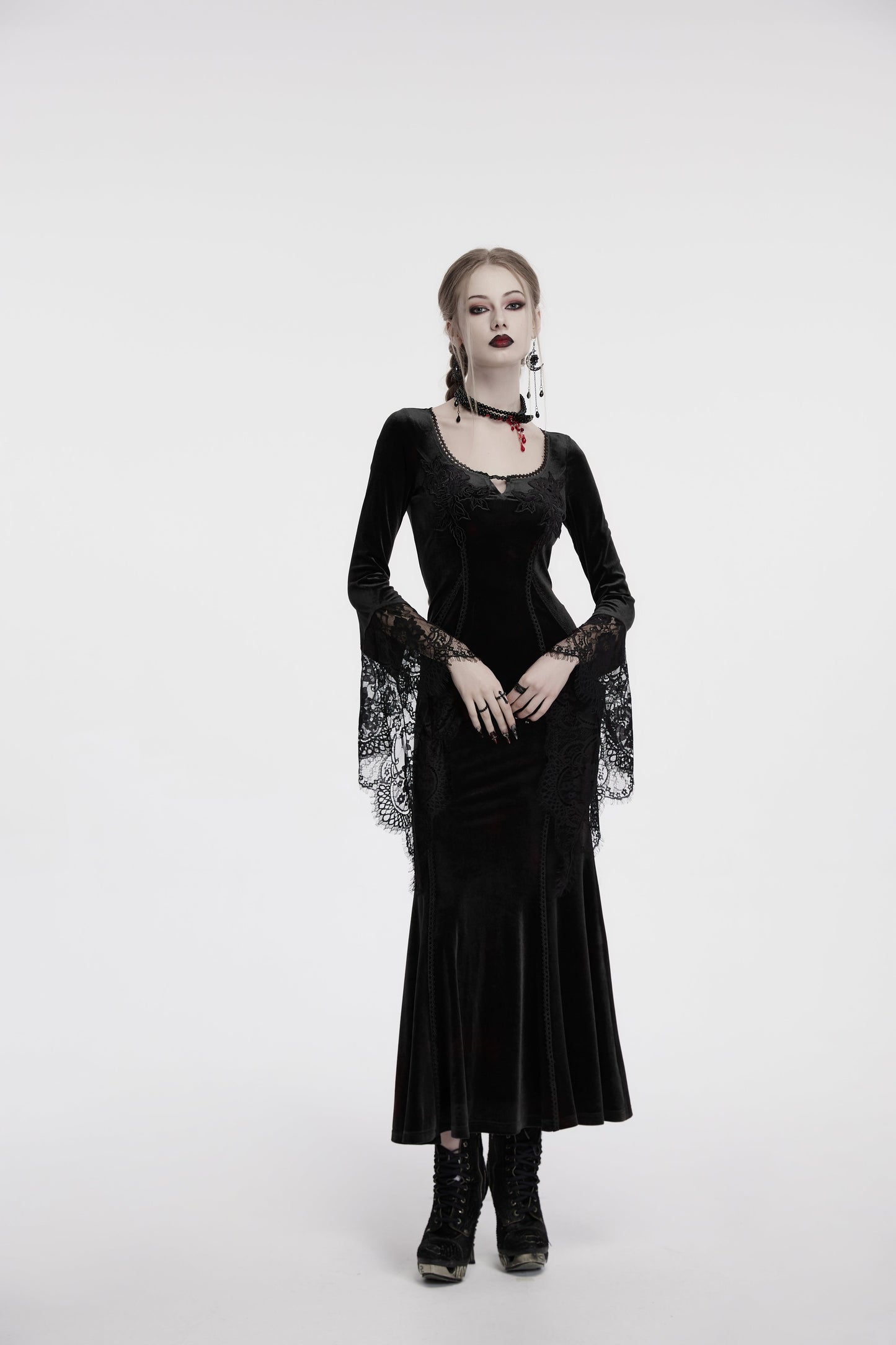 Robe noire en velours avec manches en dentelle Isolde de Punk Rave