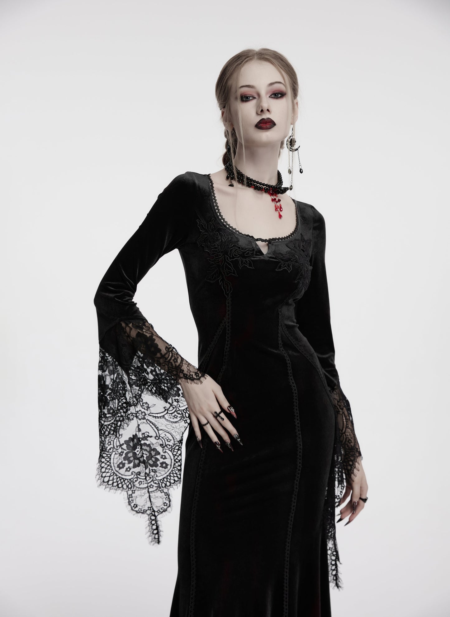 Robe noire en velours avec manches en dentelle Isolde de Punk Rave