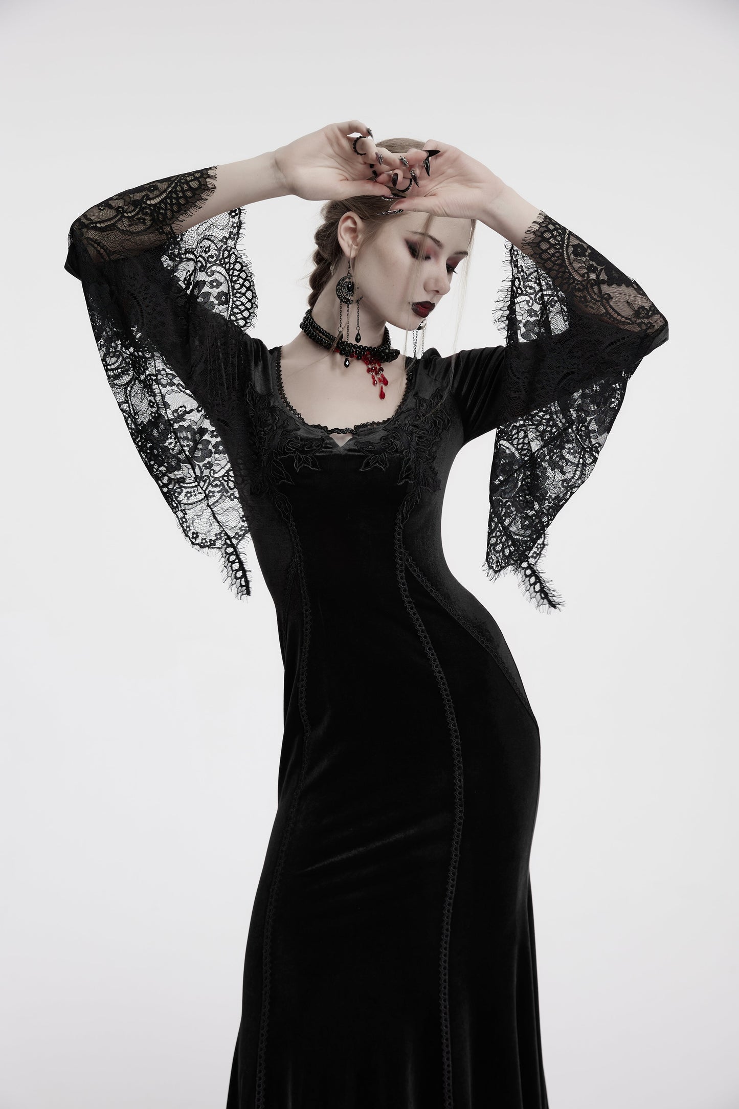 Robe noire en velours avec manches en dentelle Isolde de Punk Rave