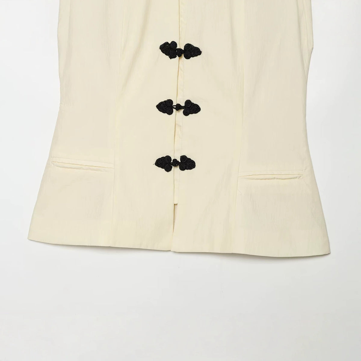 Buckled sleeveless standing collar vest