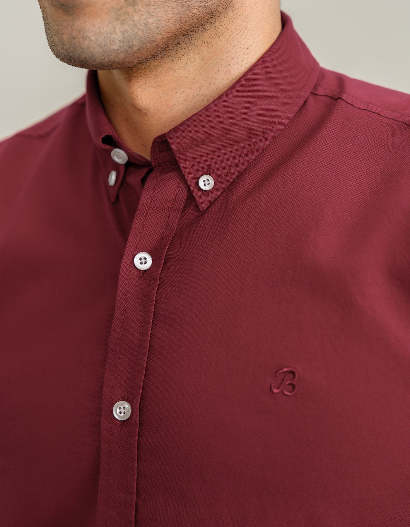 Chemise à manches longues bordeaux à col boutonné
