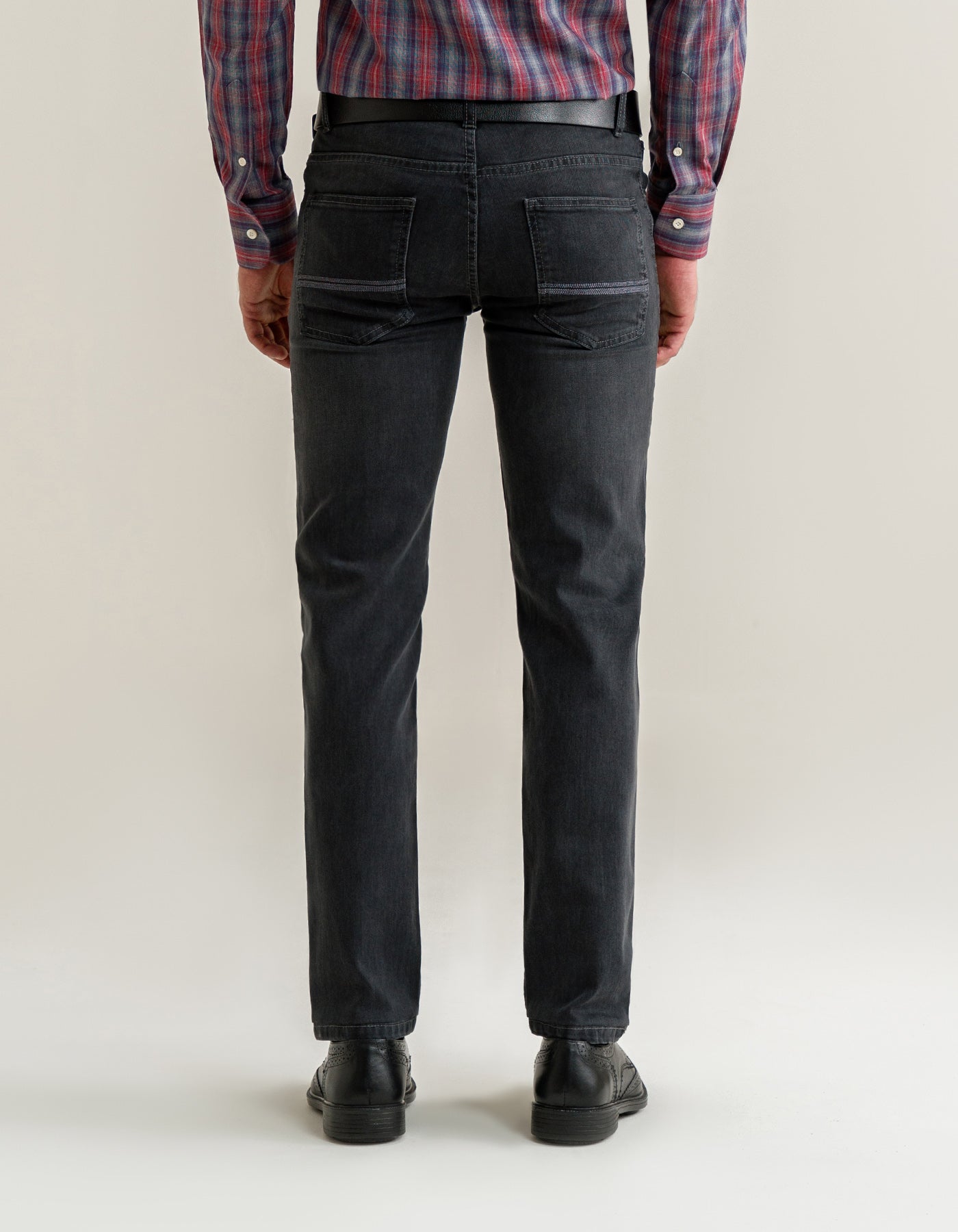 Jean classique en denim gris foncé