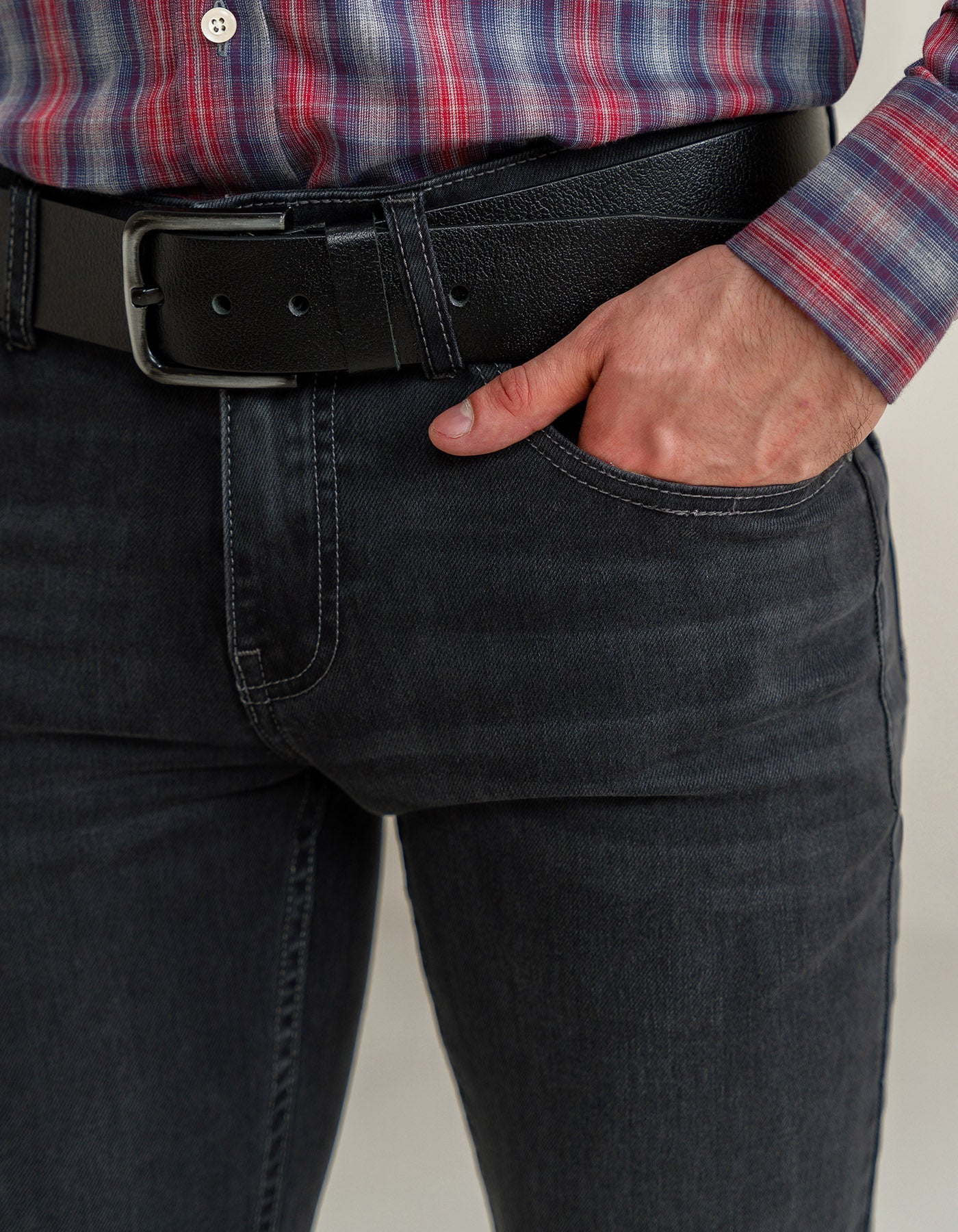 Jean classique en denim gris foncé