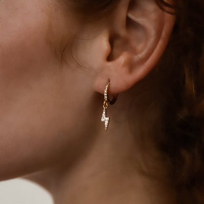 Boucles d'oreilles créoles Bridget Lightning Huggie | Plaqué or 18 carats