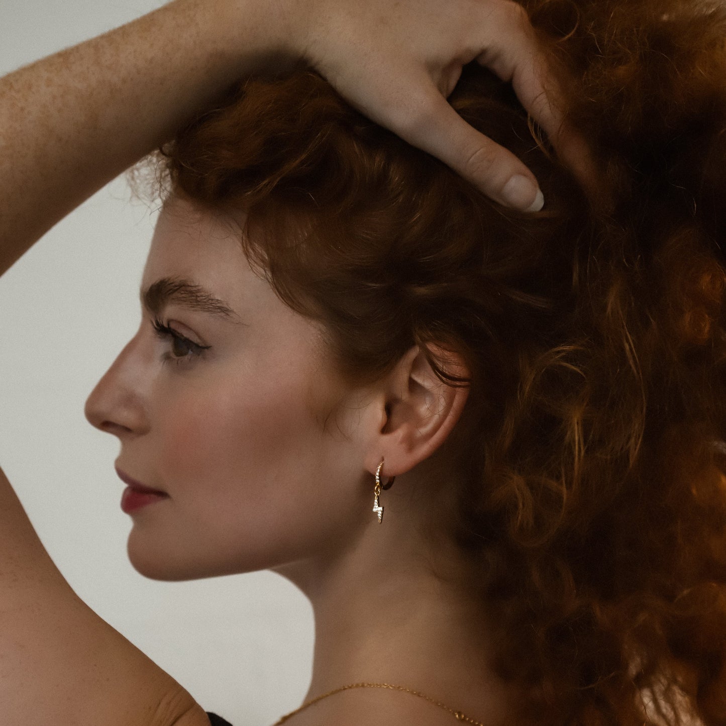 Boucles d'oreilles créoles Bridget Lightning Huggie | Plaqué or 18 carats