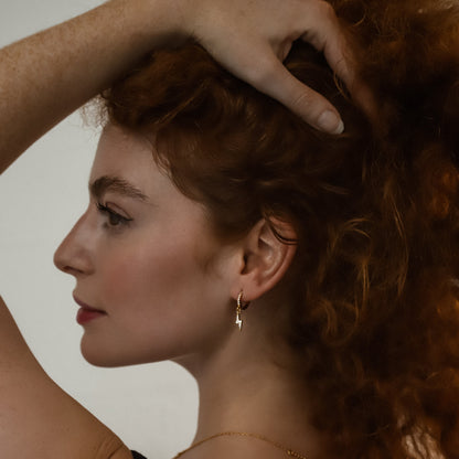 Boucles d'oreilles créoles Bridget Lightning Huggie | Plaqué or 18 carats