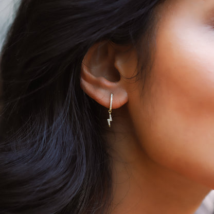 Boucles d'oreilles créoles Bridget Lightning Huggie | Plaqué or 18 carats