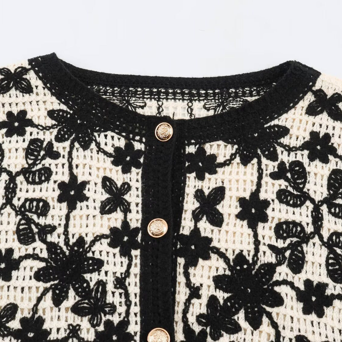 Round neck long sleeved shirt