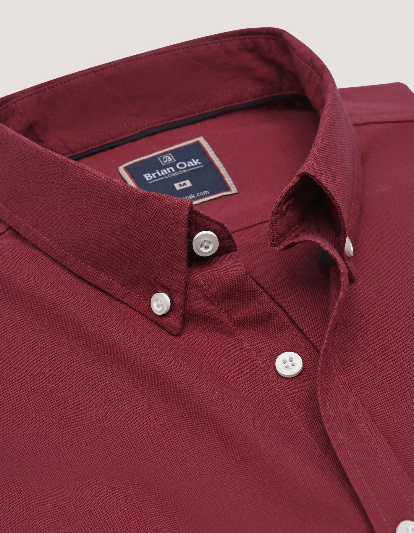 Chemise à manches longues bordeaux à col boutonné