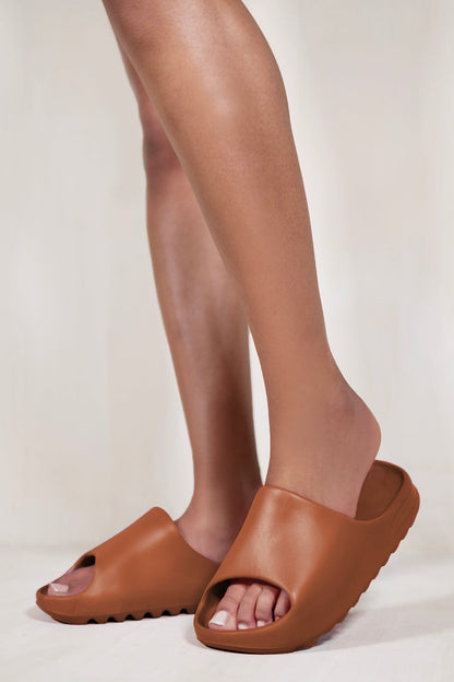 KOURTNEY SLIDERS WITH RUBBER SOLE IN CHOCOLATE BROWN