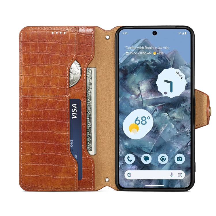 Pour coque de téléphone en cuir avec texture crocodile et bord huilé Denior pour Google Pixel 7a (marron)
