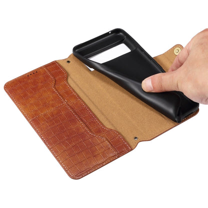 Pour coque de téléphone en cuir avec texture crocodile et bord huilé Denior pour Google Pixel 7a (marron)