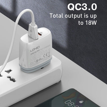 Chargeur rapide LDNIO Q229 QC3.0 / PD20W USB + Type-C avec câble USB vers Micro USB de 1 m, Type de prise : prise britannique (blanc)