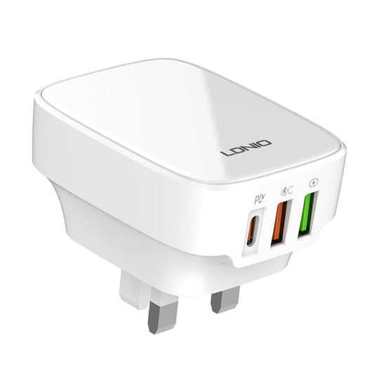 Chargeur LDNIO Q334 32W Type-C + deux ports USB avec câble de données USB-C / Type-C vers USB-C / Type-C de 1 m, Type de prise : prise britannique (blanc)
