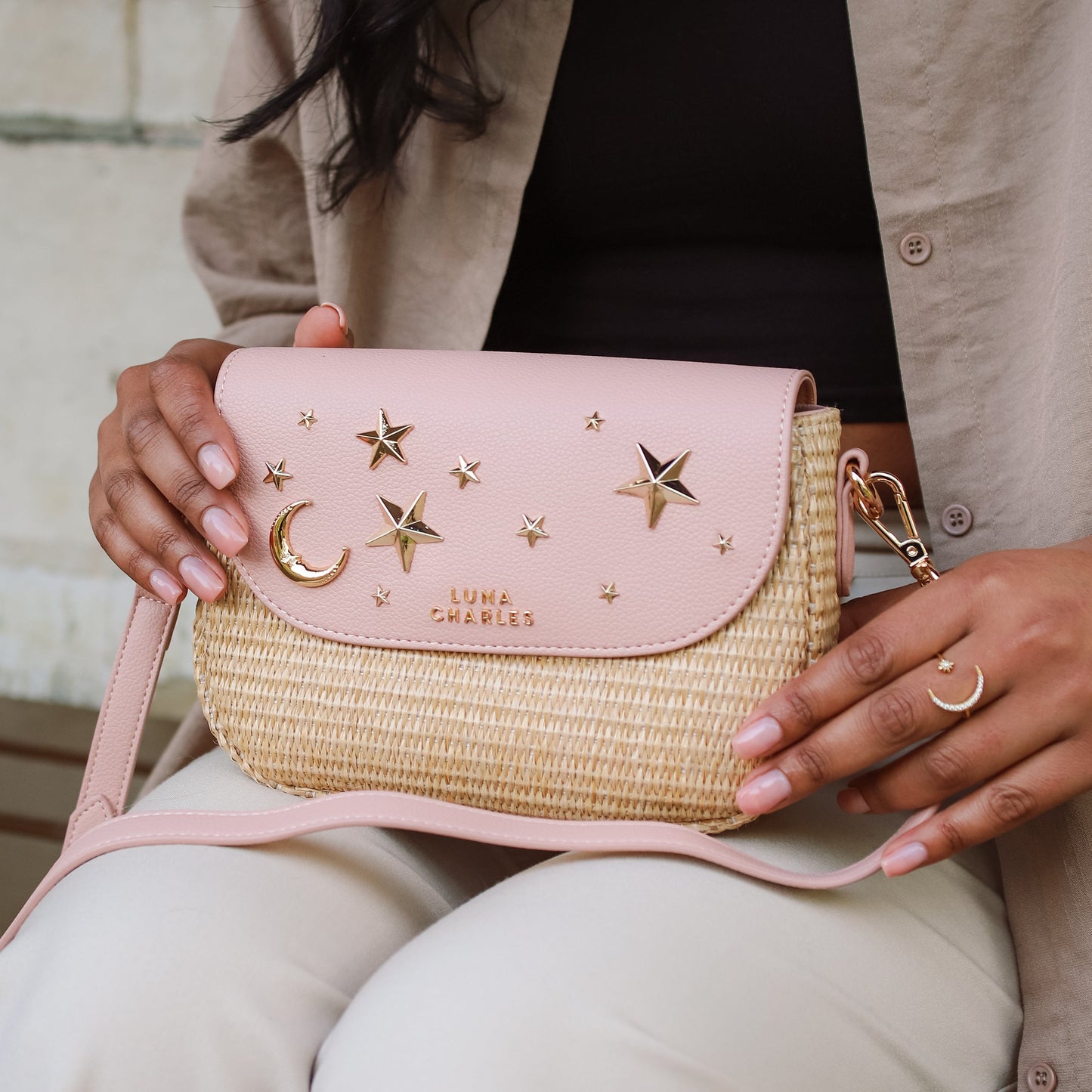 Sac à main en rotin clouté Elena – Rose et or