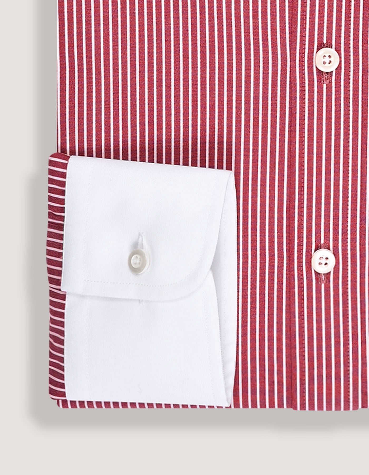 Chemise rayée marron avec col et poignets blancs