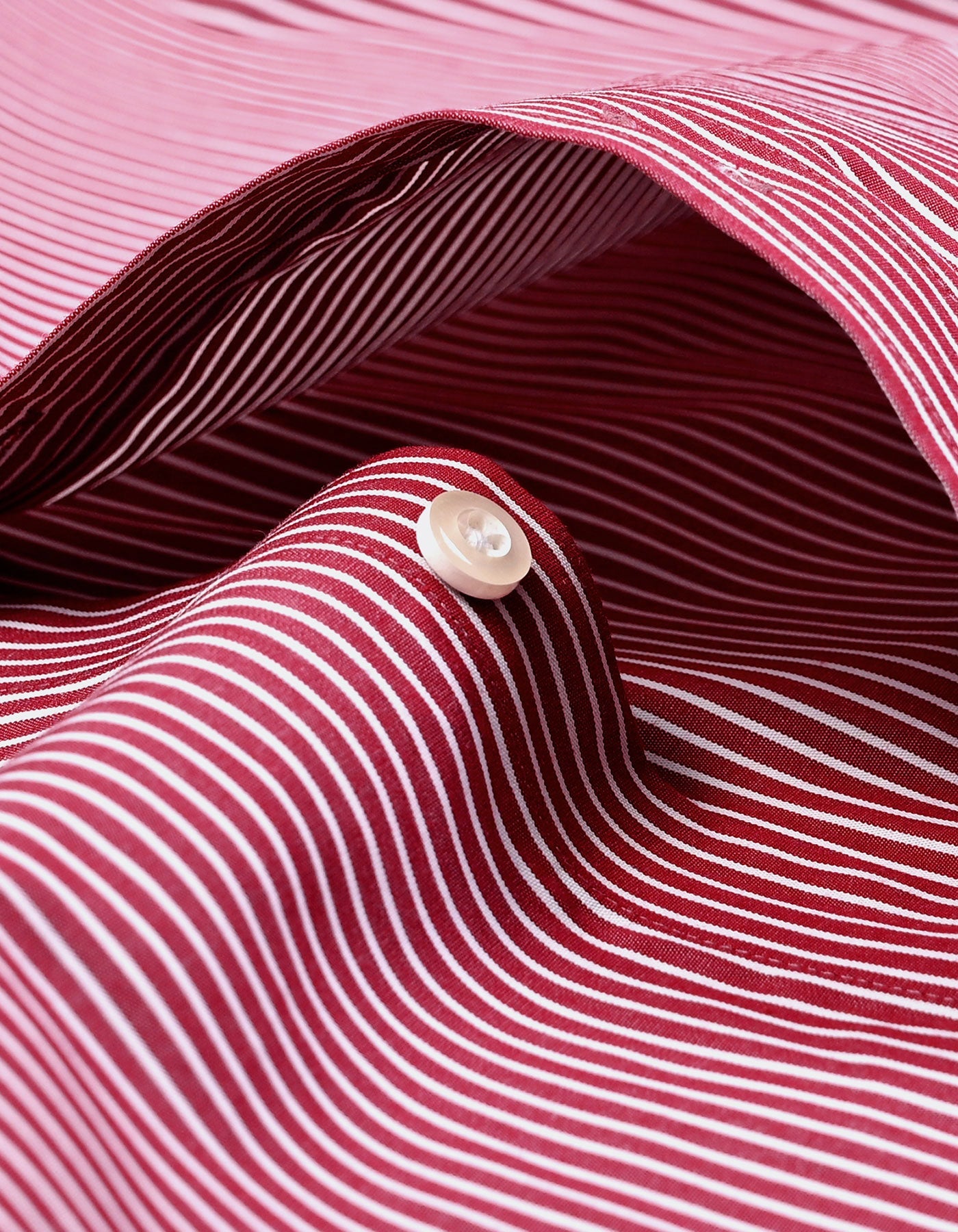 Chemise rayée marron avec col et poignets blancs