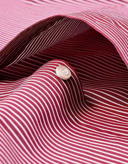 Chemise rayée marron avec col et poignets blancs