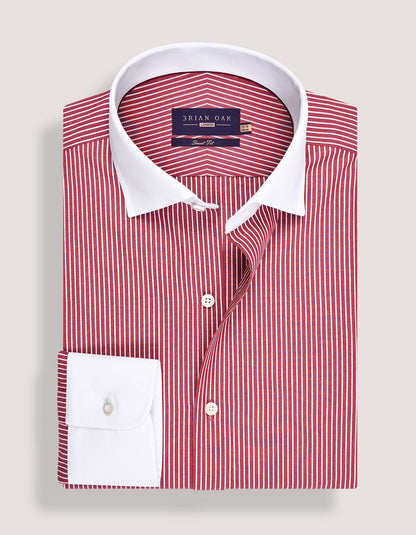 Chemise rayée marron avec col et poignets blancs