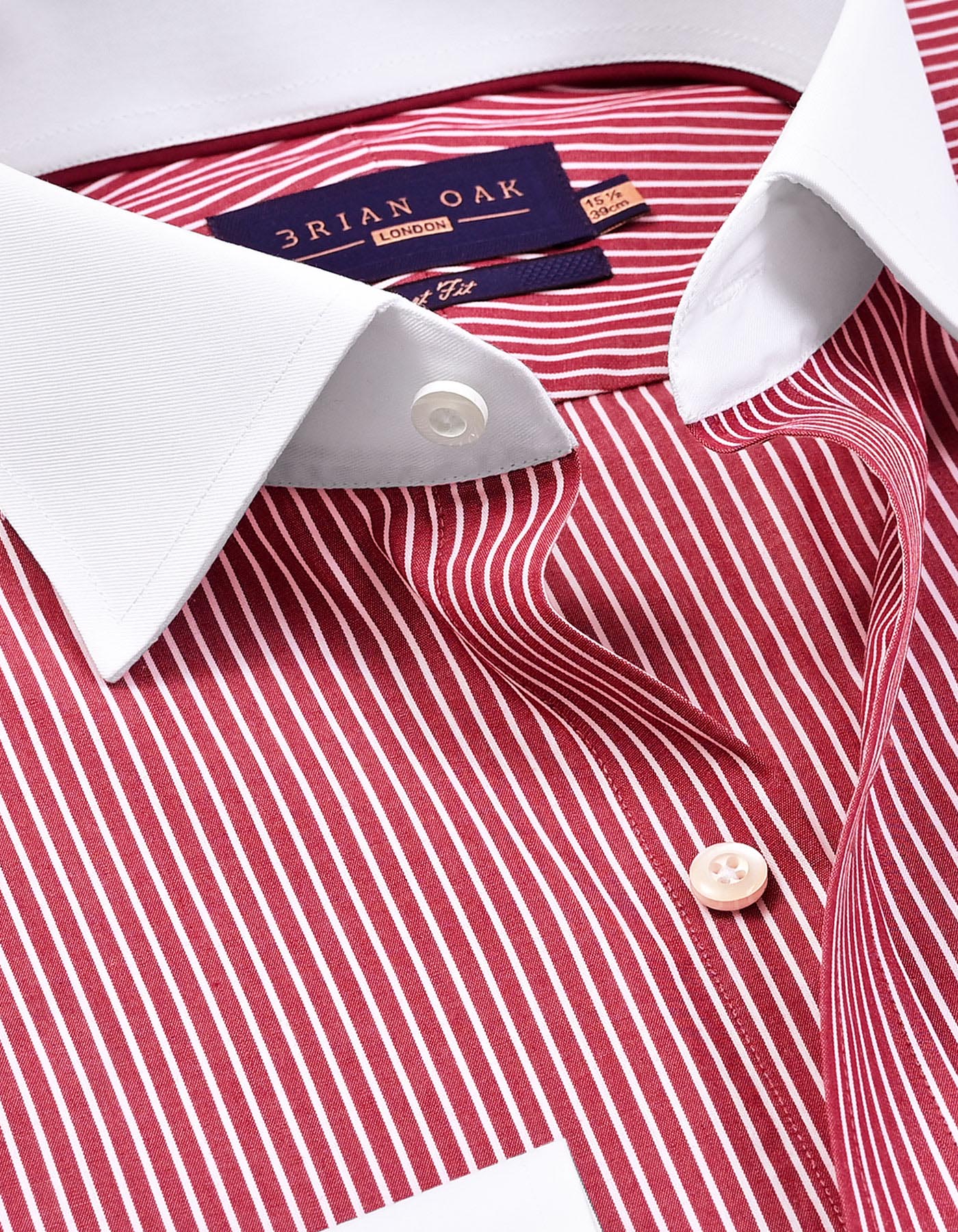 Chemise rayée marron avec col et poignets blancs
