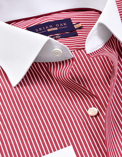 Chemise rayée marron avec col et poignets blancs