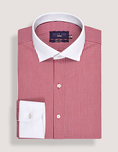 Chemise rayée marron avec col et poignets blancs