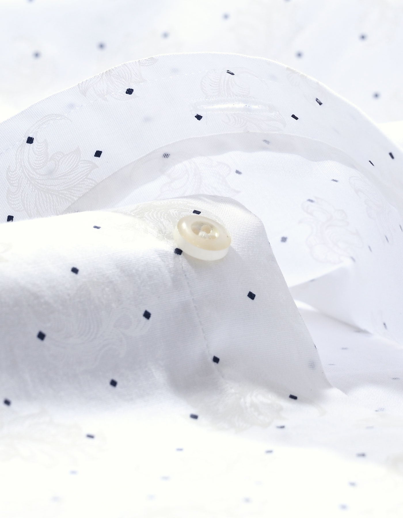 Chemise blanche à pois marine