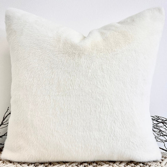 Le coussin couture - La fausse fourrure ivoire de luxe - Modèle n° 117
