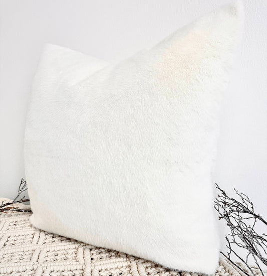 Le coussin couture - La fausse fourrure ivoire de luxe - Modèle n° 117