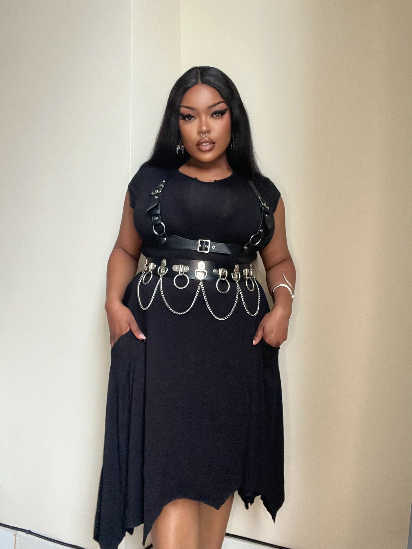 Robe asymétrique gothique Evaki de Necessary Evil – Ourlet chauve-souris avec poches Fabriqué au Royaume-Uni