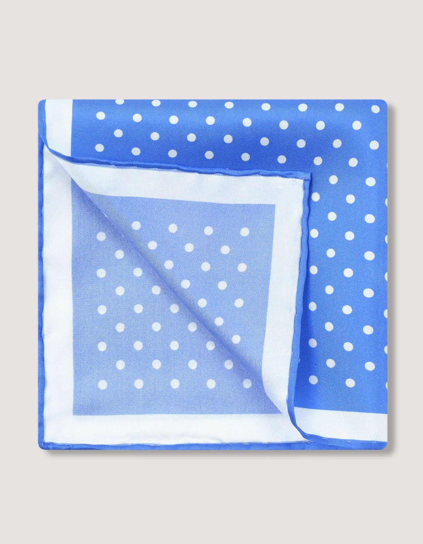 Pochette de costume en soie bleu ciel à pois