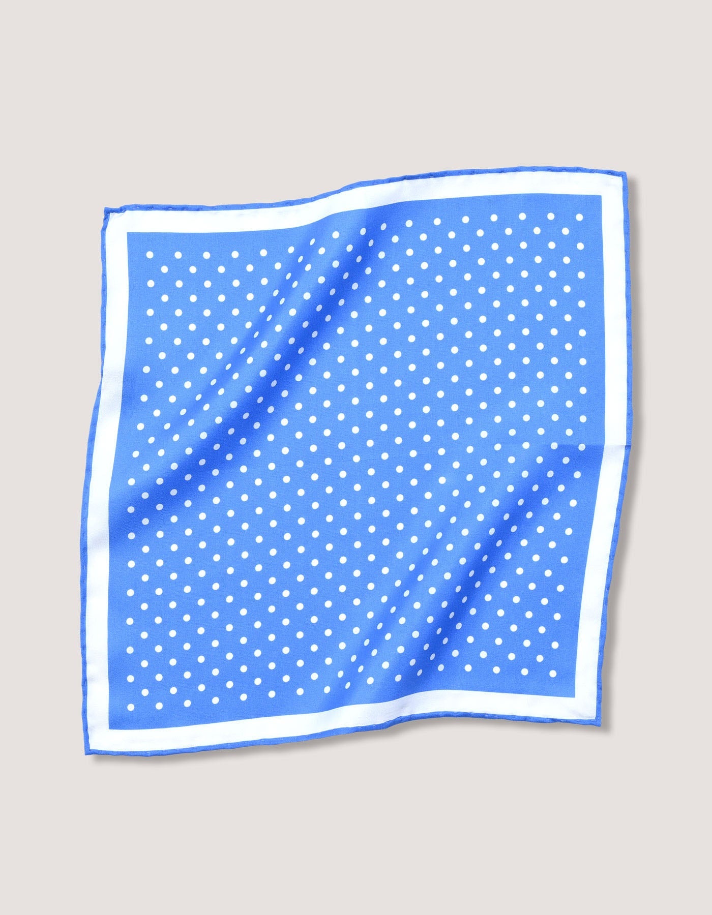 Pochette de costume en soie bleu ciel à pois