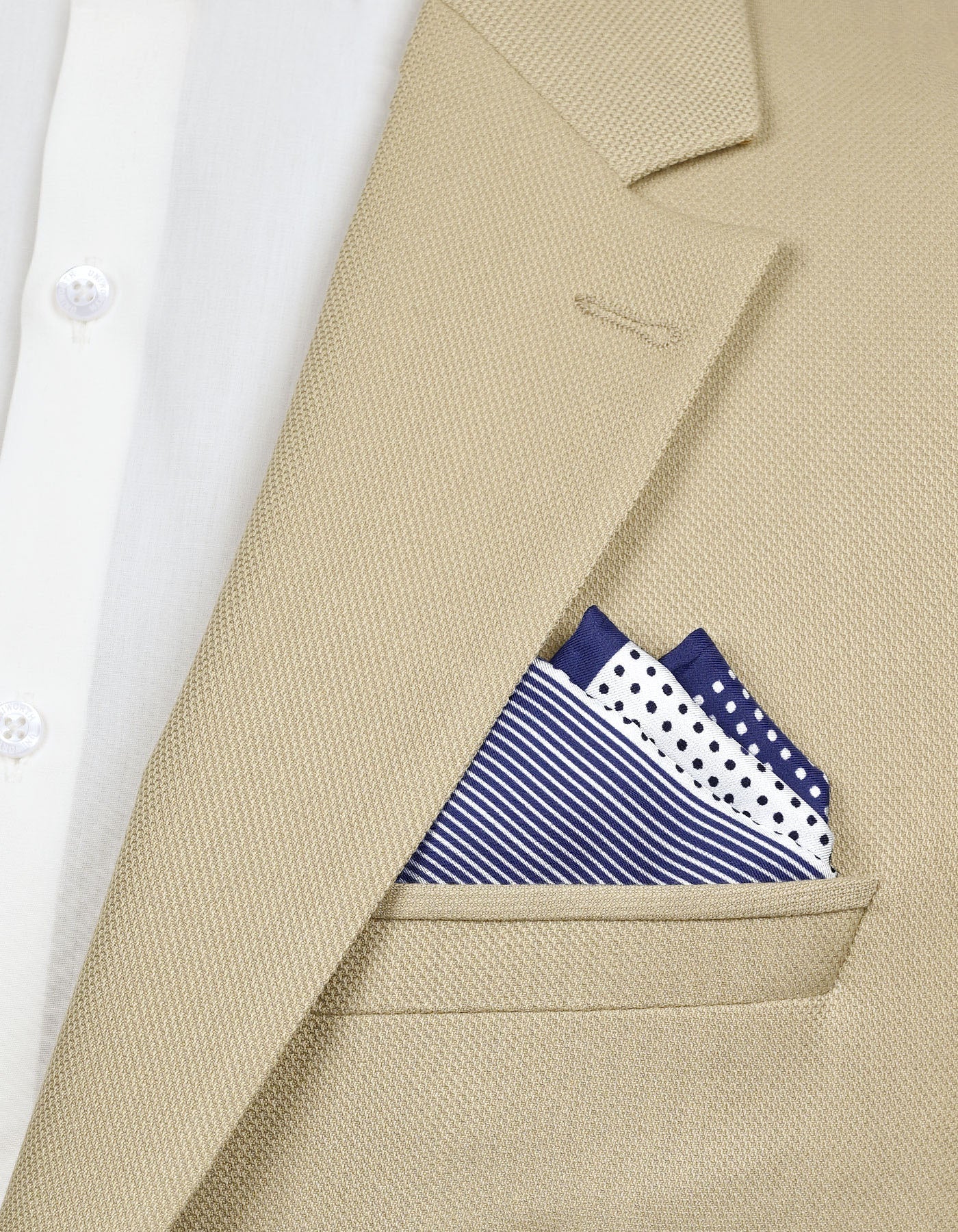 Pochette de costume en soie à pois blancs et bleus