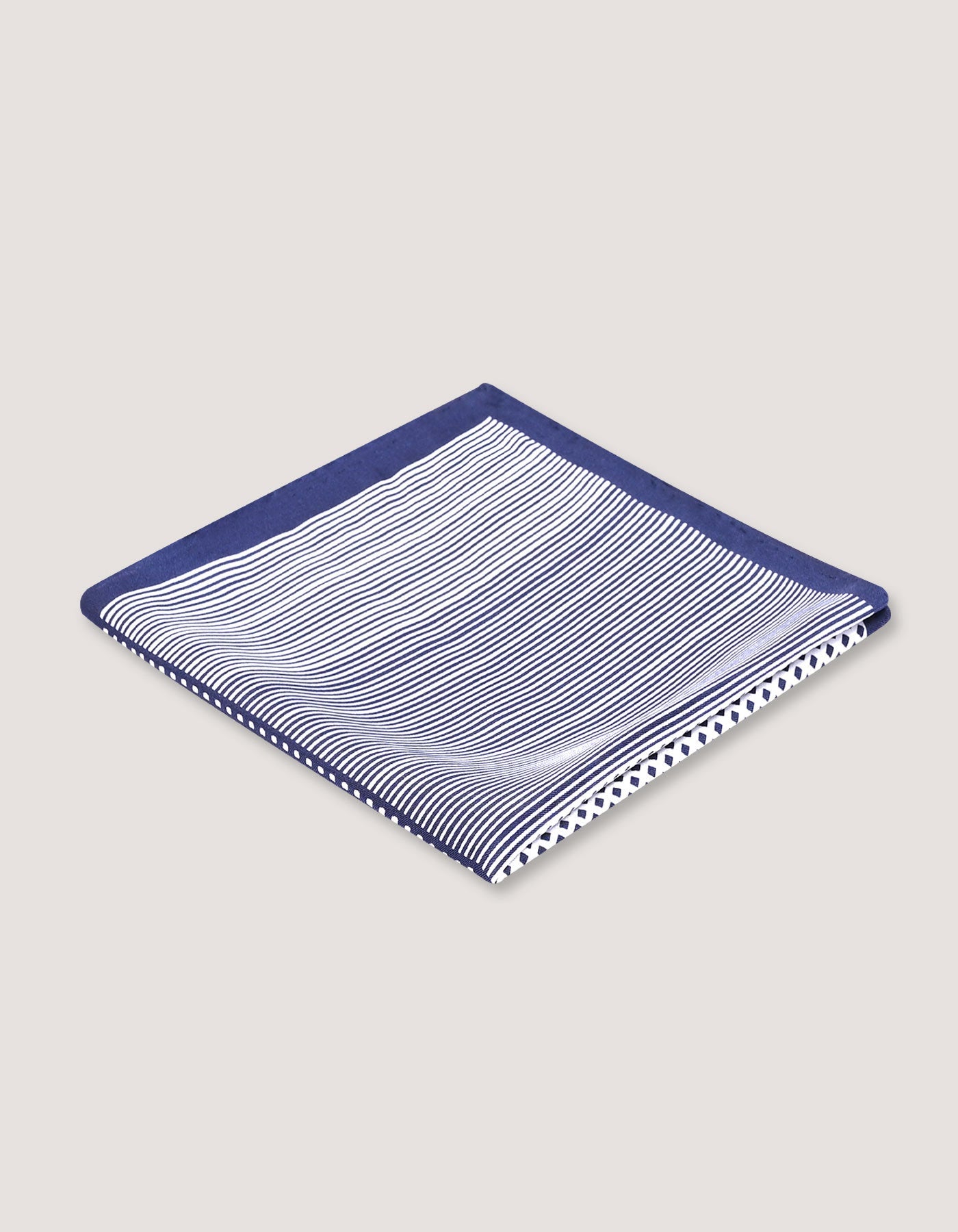 Pochette de costume en soie à pois blancs et bleus