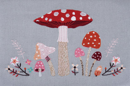 Hobby Gift : Boîte à couture (M) : Champignon de la forêt brodé : Dimensions de l'article : (p/l/h) 18,5 x 25,5 x 14,5 cm.