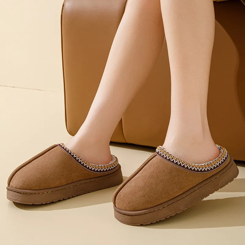 Chaussons d'intérieur bohèmes d'hiver en peluche avec conception antidérapante et chaude pour des pieds confortables
