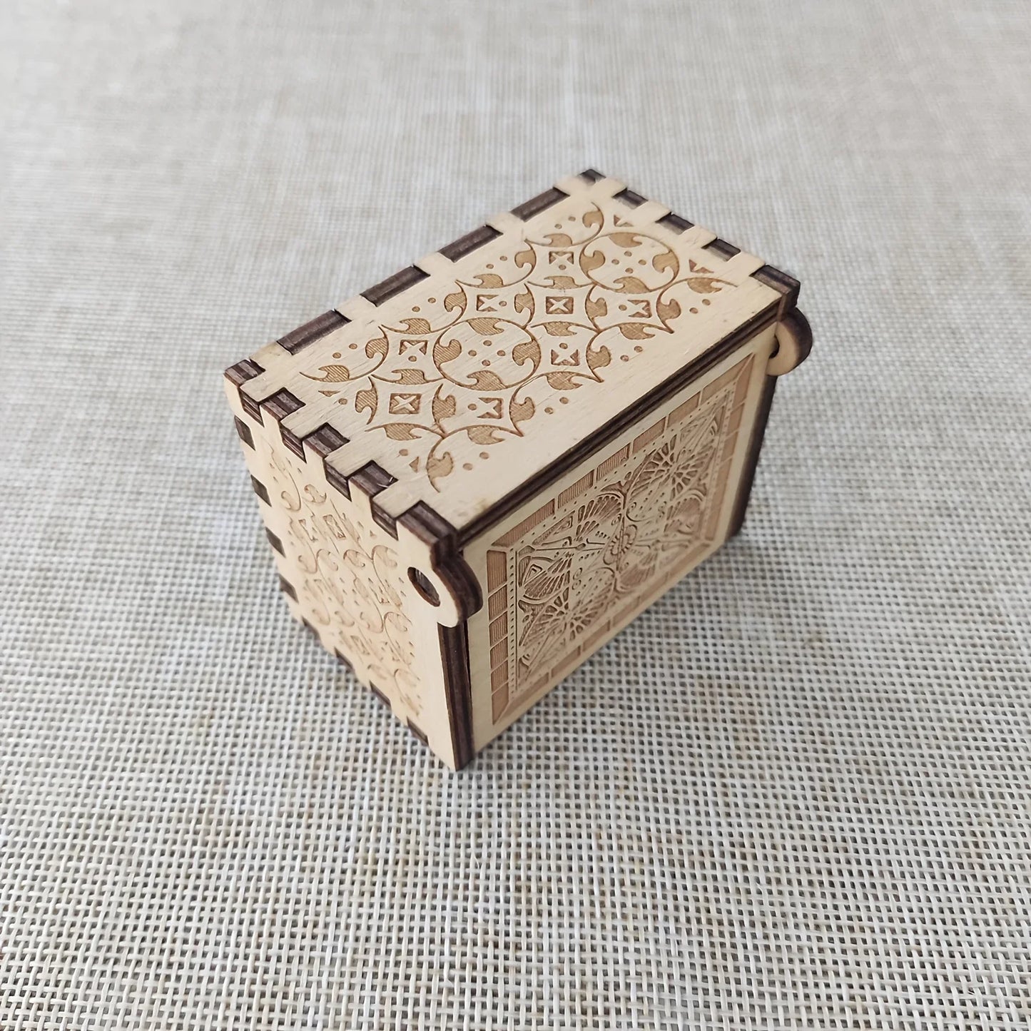 1pc Birthday Music Box Wooden Antique Carved Hand Cranked Classic Theme Music for Christmas Gifts Family Decoration