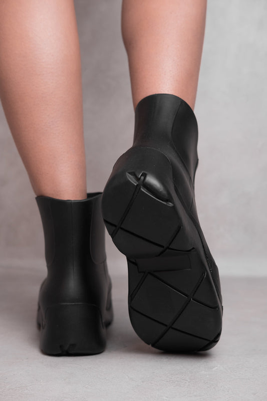 GENEVRA CHUNKY PULL ON WELLIE CHELSEA BOOT IN BLACK