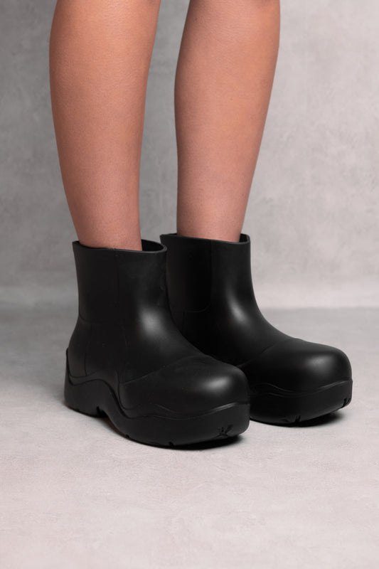 GENEVRA CHUNKY PULL ON WELLIE CHELSEA BOOT IN BLACK