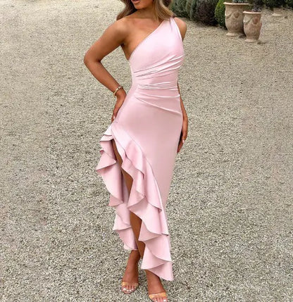 Robe élégante et moulante à dos nu et en pente