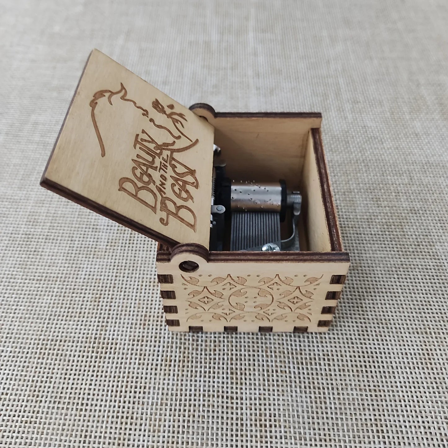 1pc Birthday Music Box Wooden Antique Carved Hand Cranked Classic Theme Music for Christmas Gifts Family Decoration